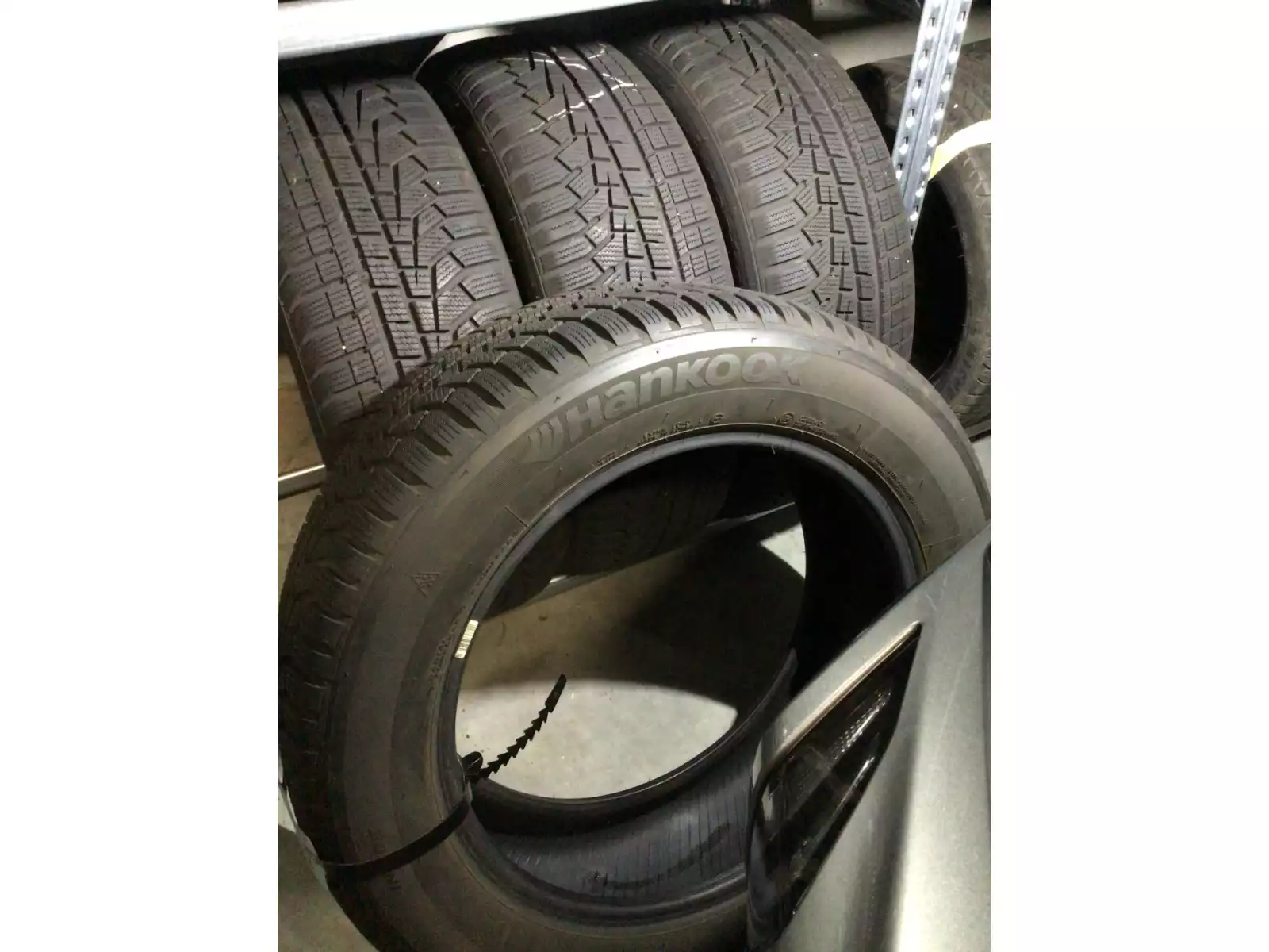 Pneus hiver 18 225/60 R18 104H - Photo 1