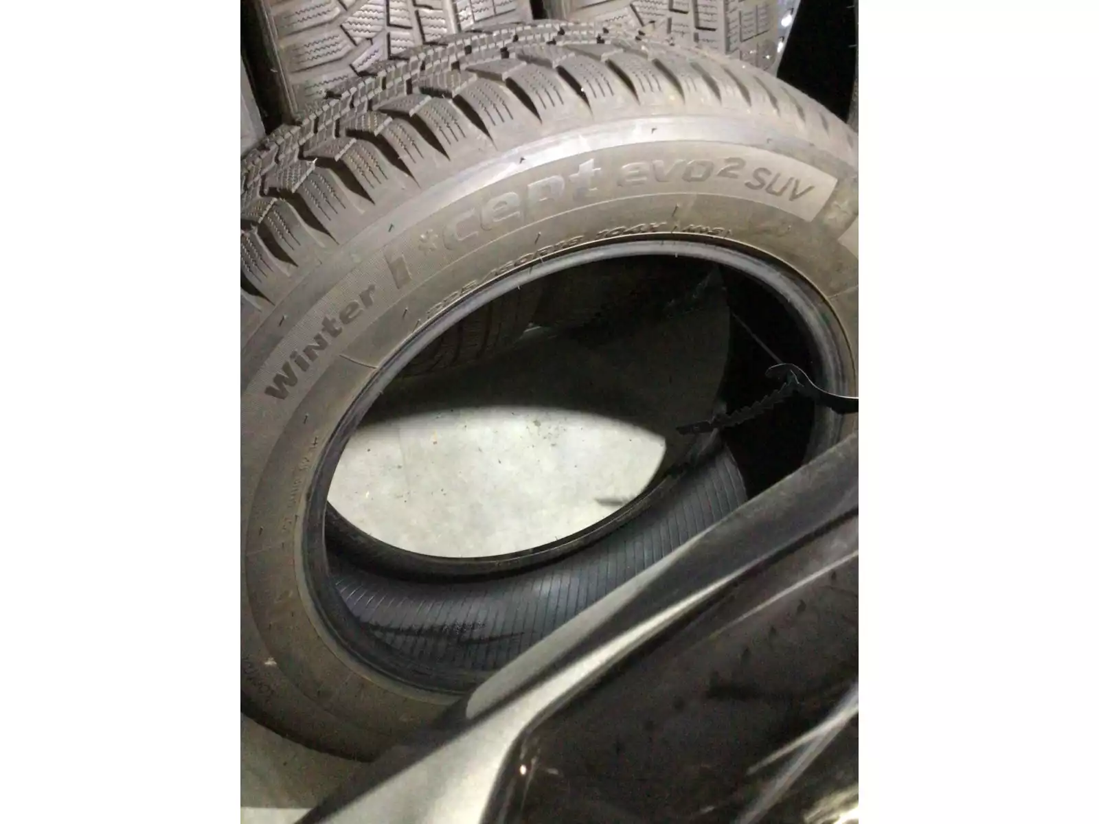 Pneus hiver 18 225/60 R18 104H - Photo 1