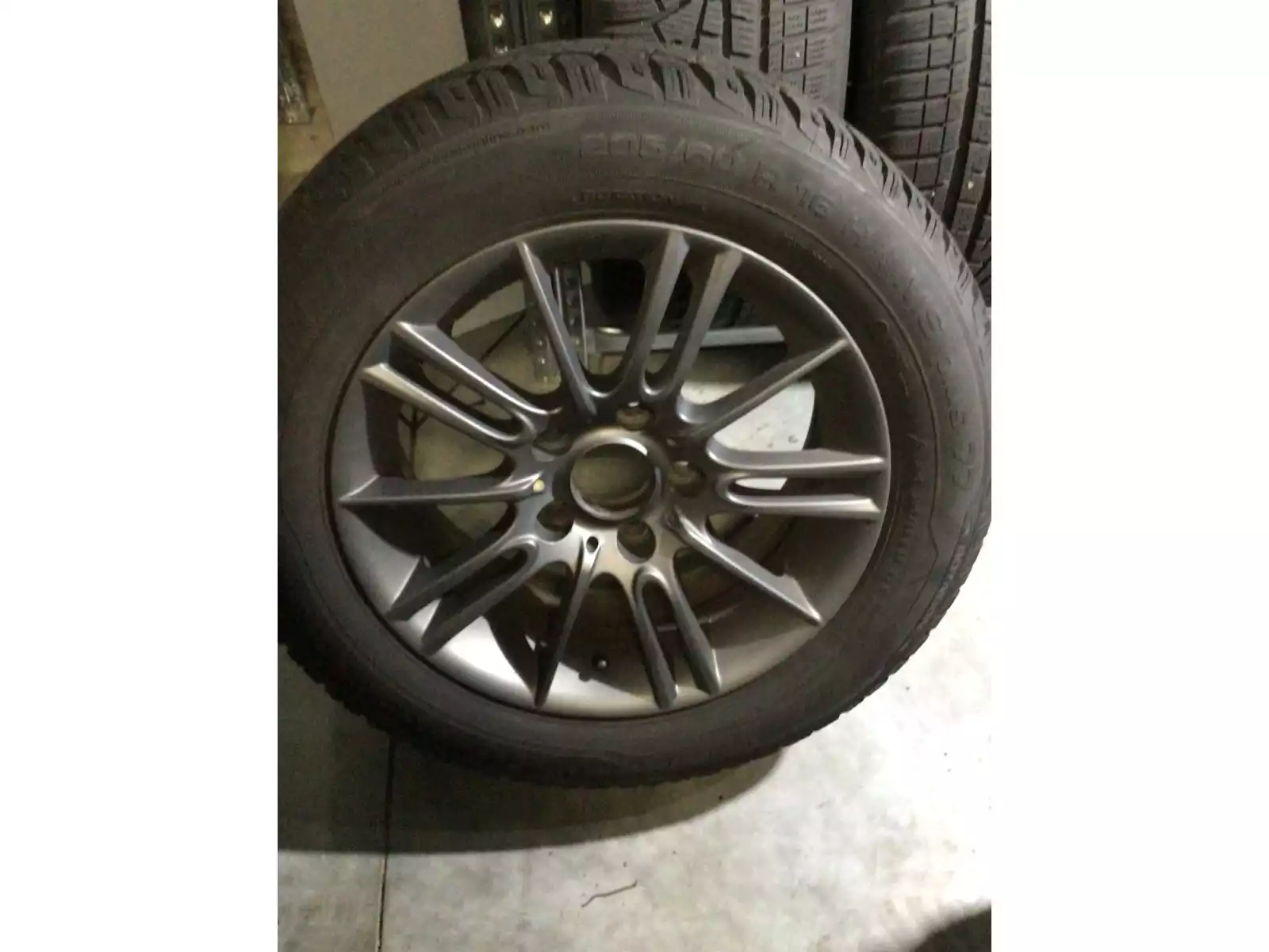 Jantes alu + Pneus hiver 16 205/60 R16 92H - Photo 1