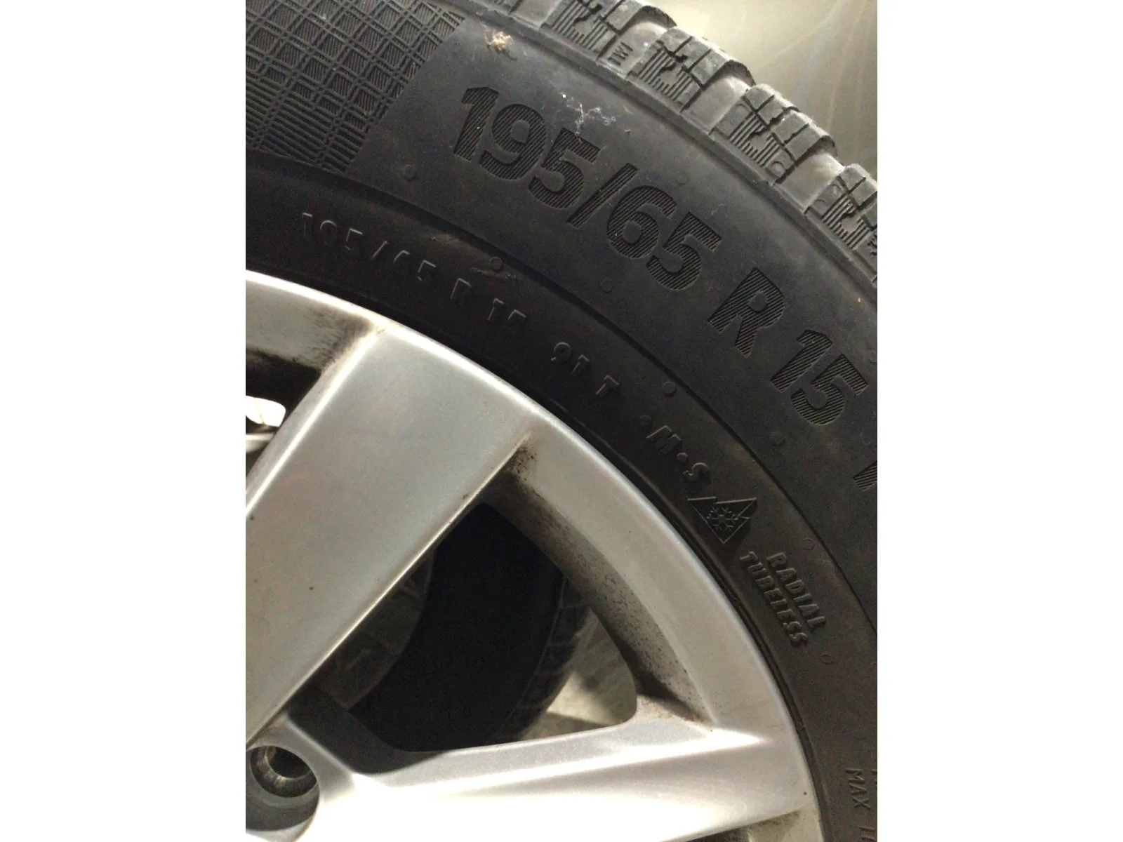 Jantes alu + Pneus hiver 15 195/65 R15 91T - Photo 1