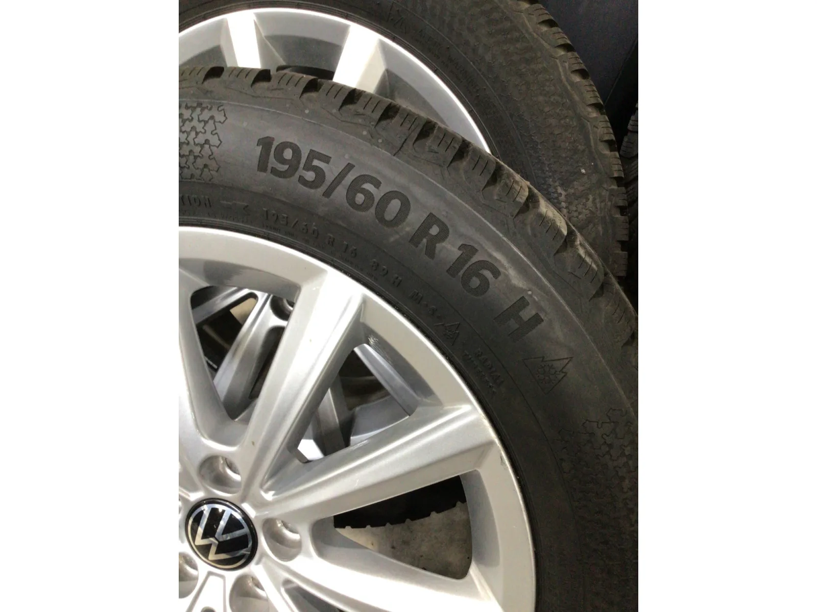 Jantes acier + Pneus hiver 16 195/60 R16 89H - Photo 1