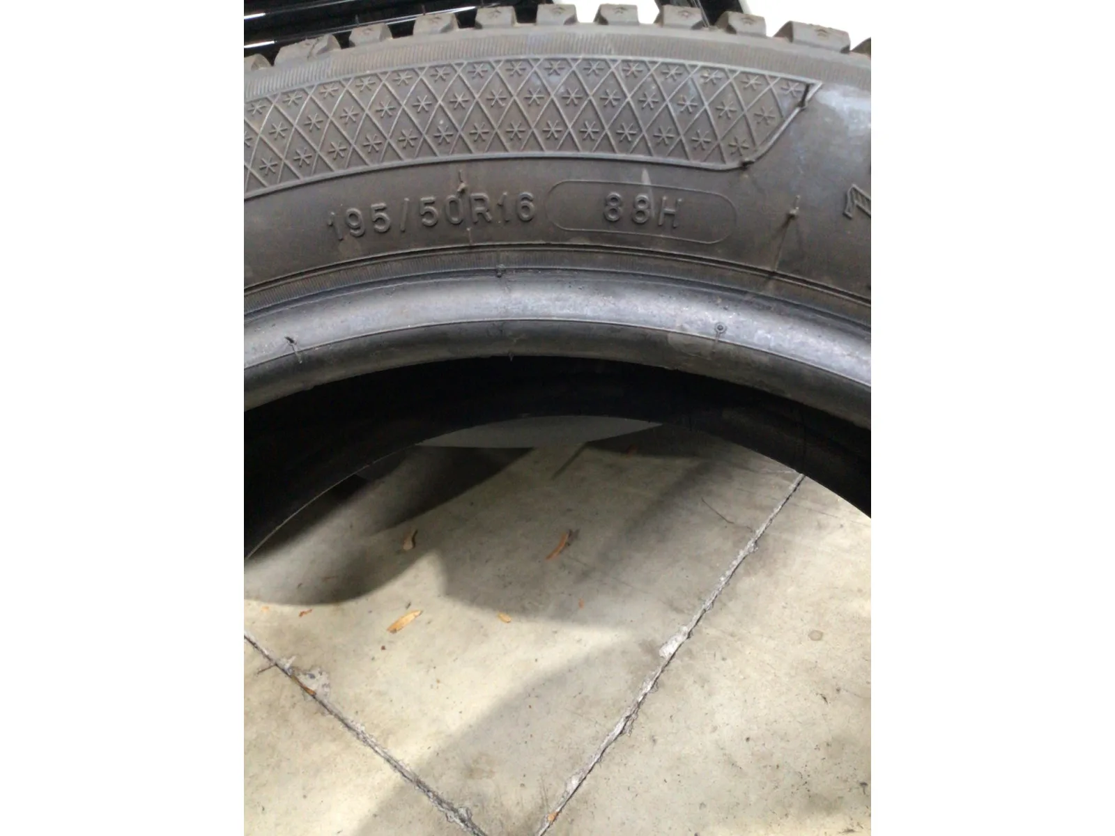 Pneus hiver 16 195/50 R16 88H - Photo 1