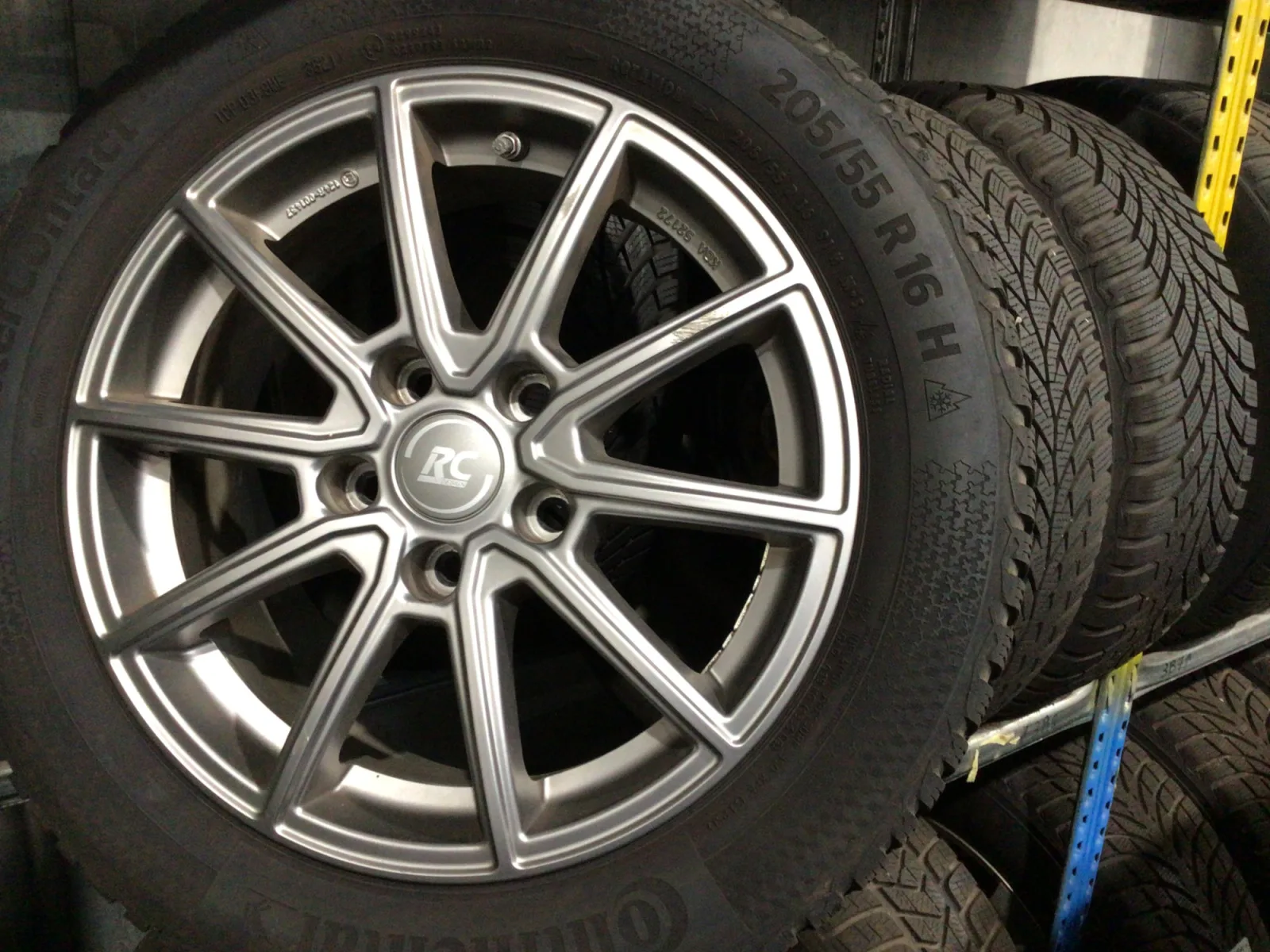 Jantes alu + Pneus hiver 16 205/55 R16 91H - Photo 1