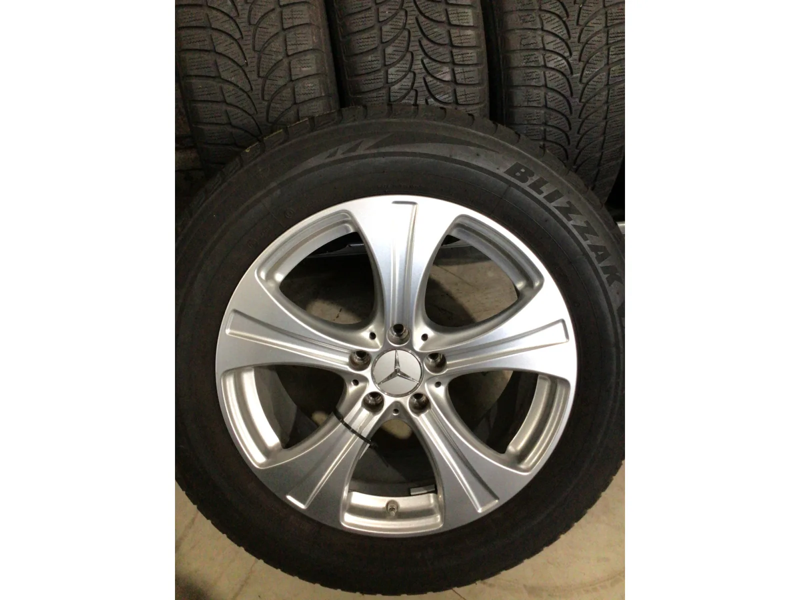 Jantes alu + Pneus hiver 18 235/60 R18 - Photo 1