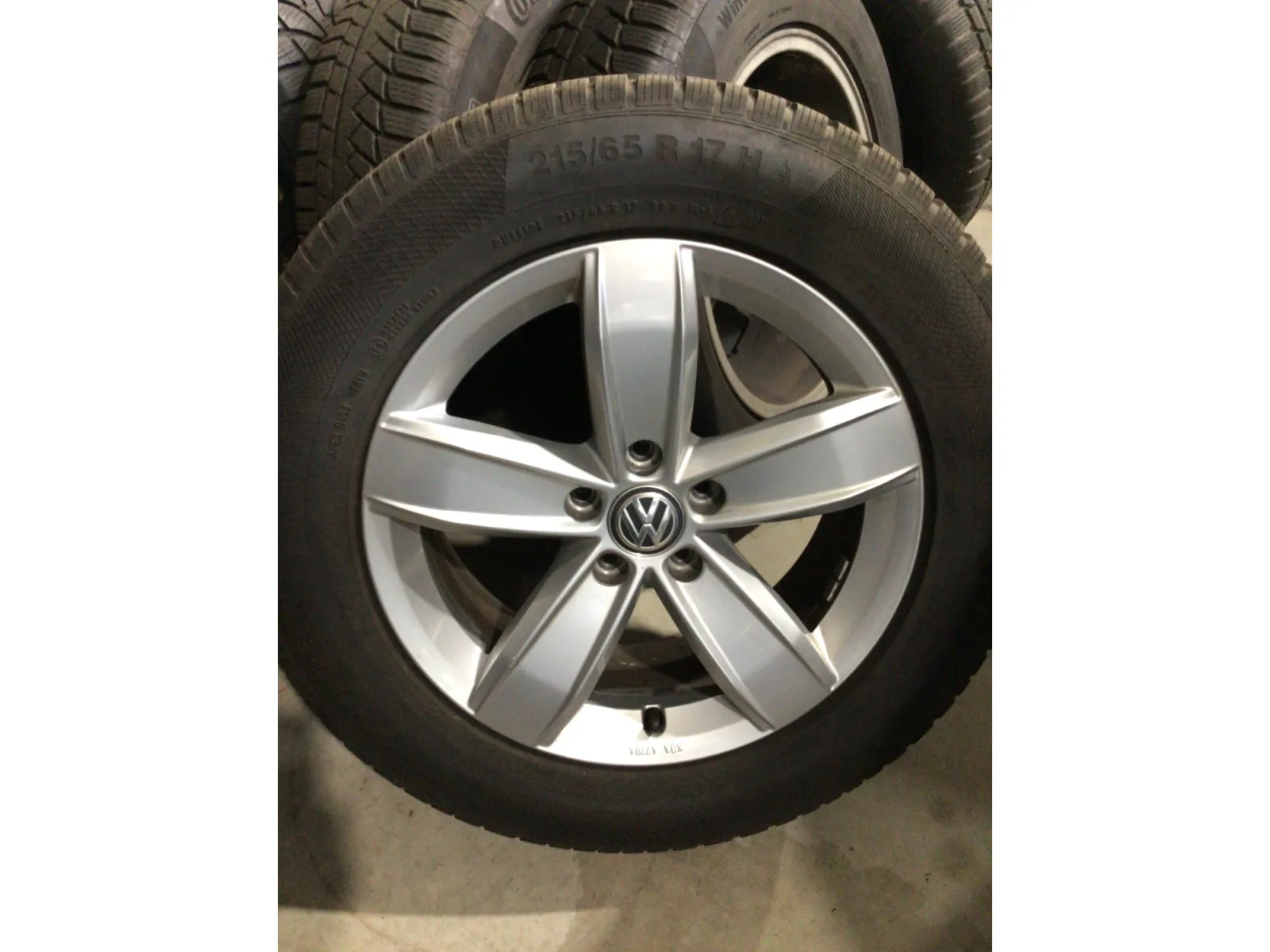 Jantes alu + Pneus hiver 17 215/65 R17 99H - Photo 1