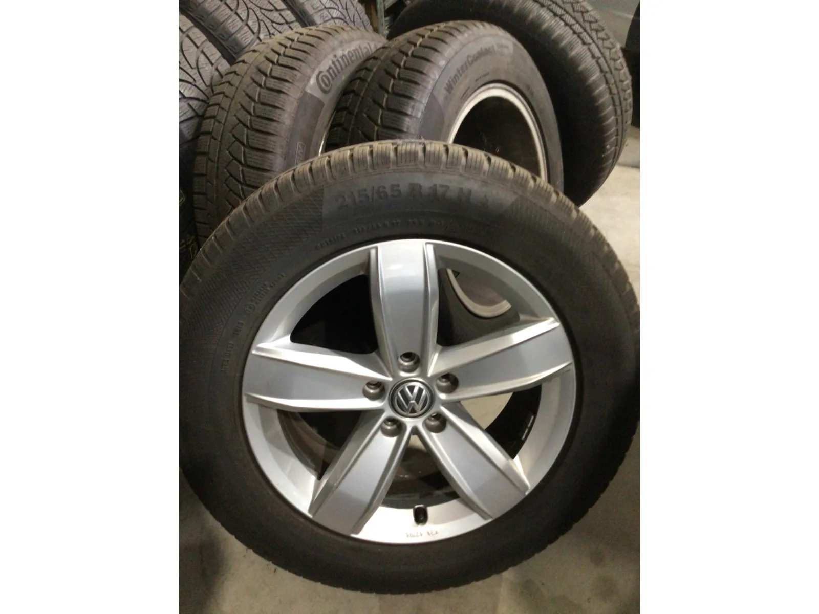 Jantes alu + Pneus hiver 17 215/65 R17 99H - Photo 1