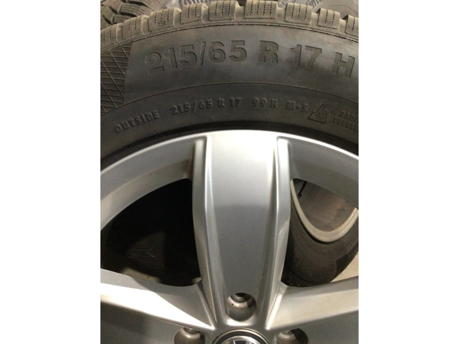 Jantes alu + Pneus hiver 17 215/65 R17 99H - Photo 1