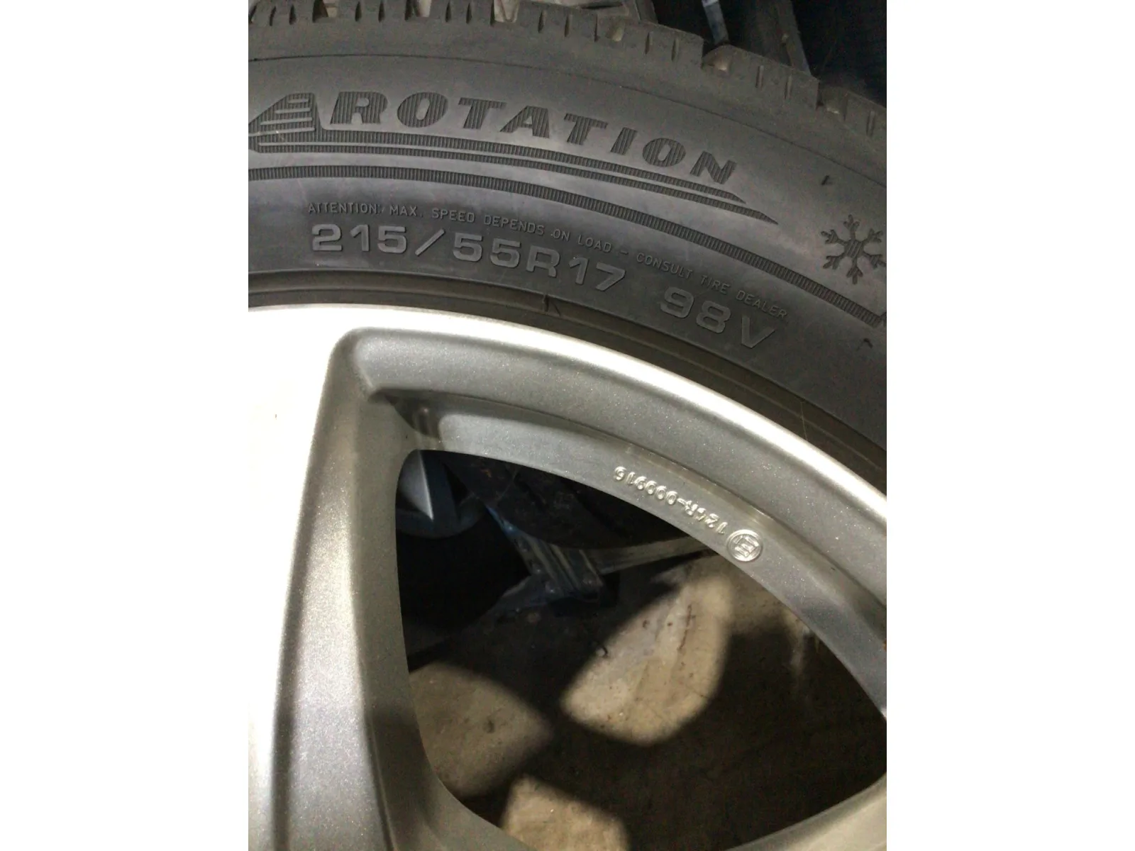 Jantes alu + Pneus hiver 17 215/55 R17 98V - Photo 1