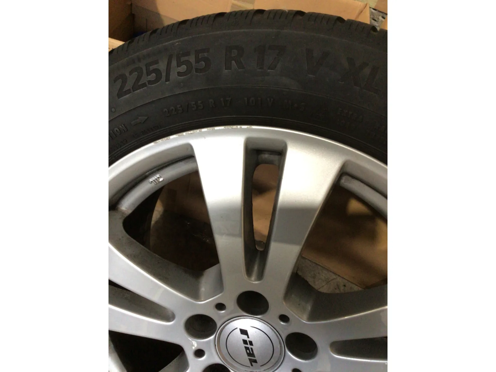 Jantes alu + Pneus hiver 17 225/55 R17 101V - Photo 1