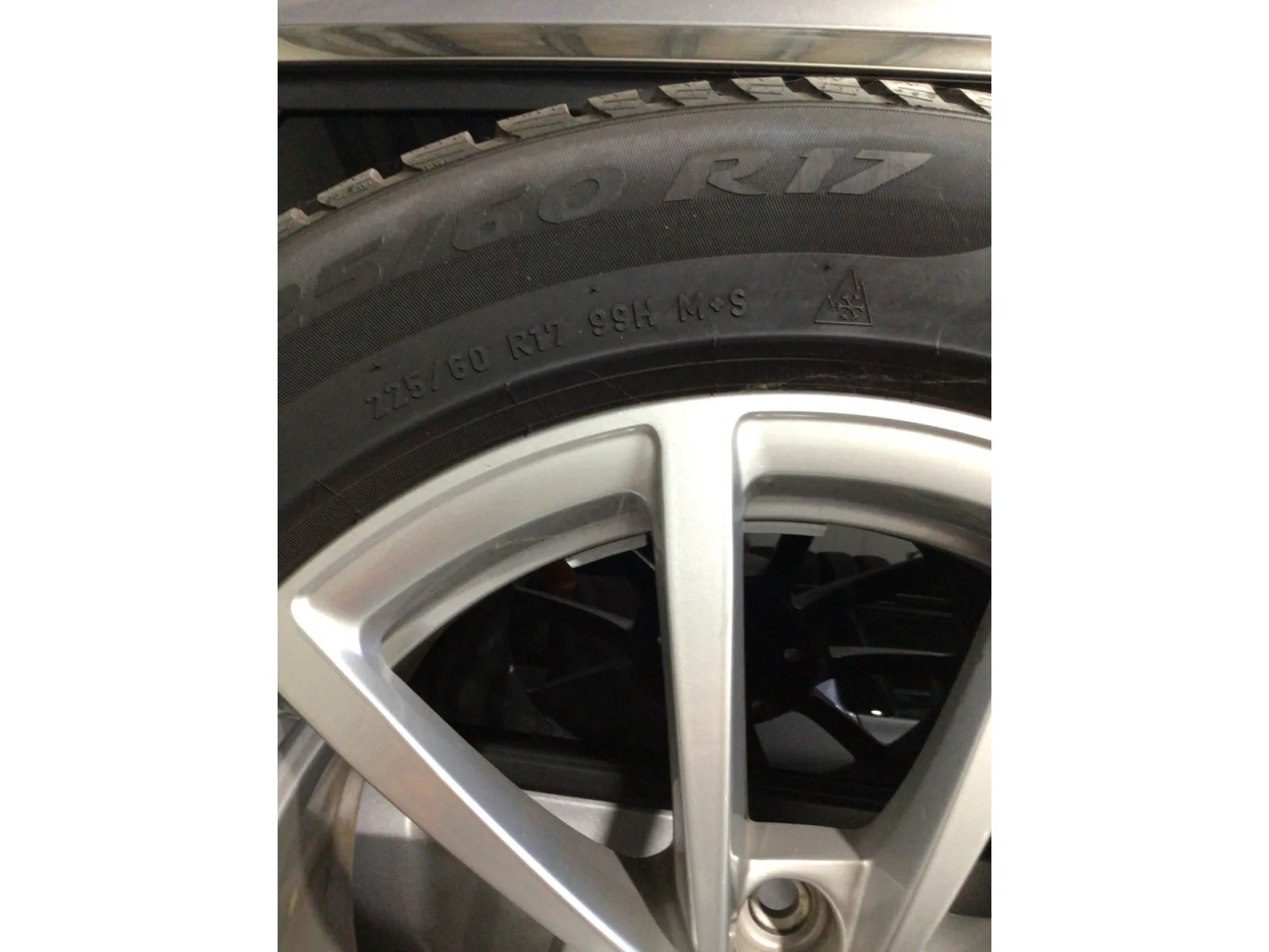 Jantes alu + Pneus hiver 17 225/60 R17 99H - Photo 1