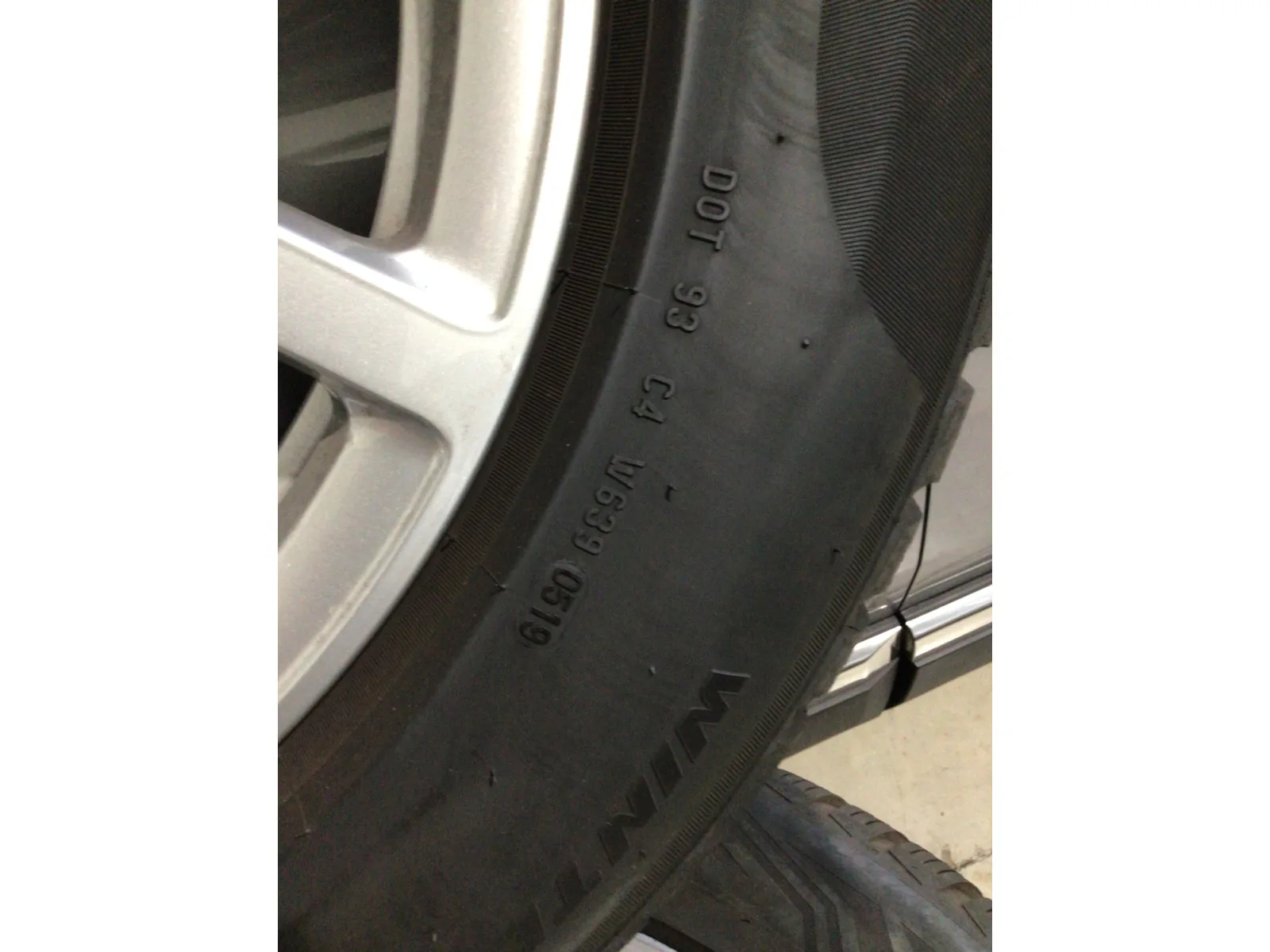 Jantes alu + Pneus hiver 17 225/60 R17 99H - Photo 1