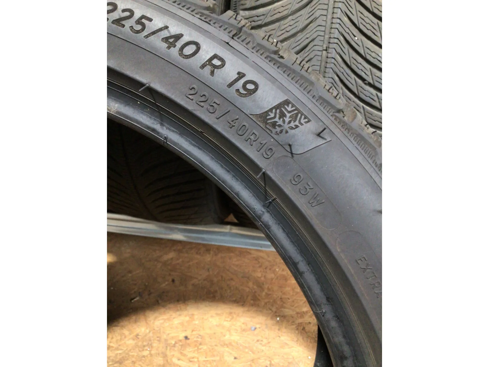 Pneus hiver 19 225/40 R19 93W - Photo 1