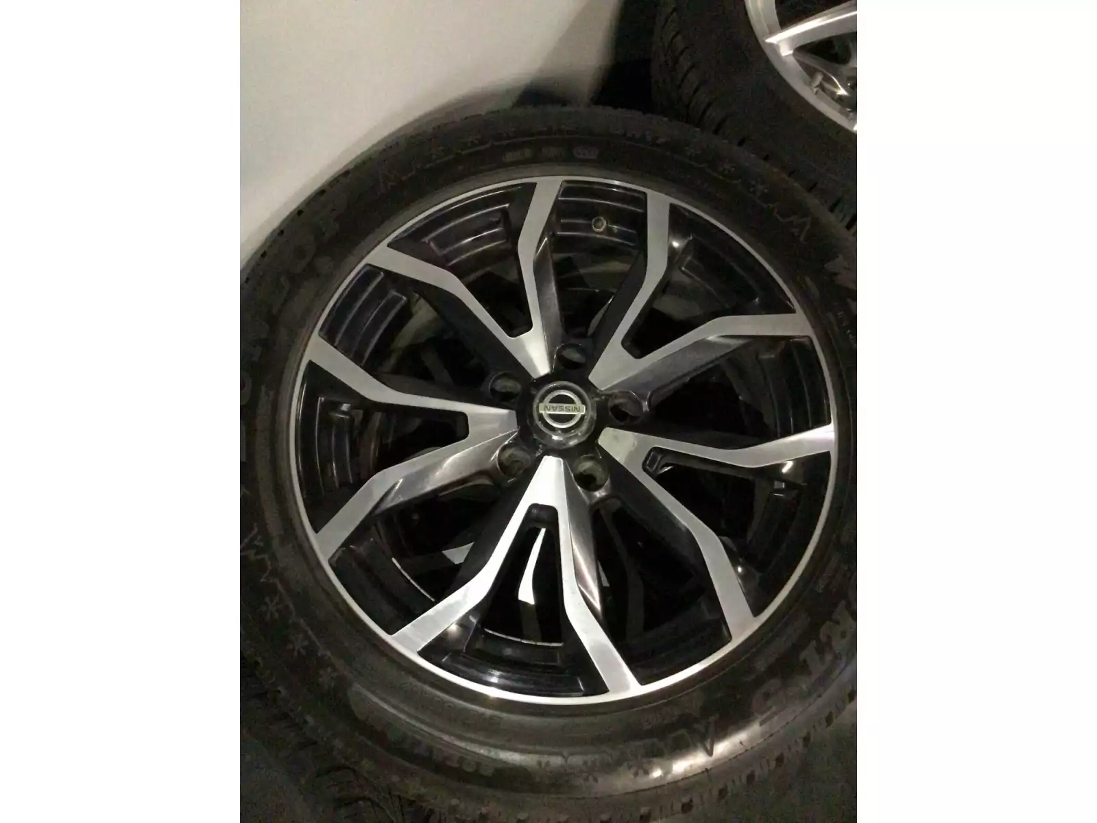 Jantes alu + Pneus hiver 17 215/55 R17 98V - Photo 1