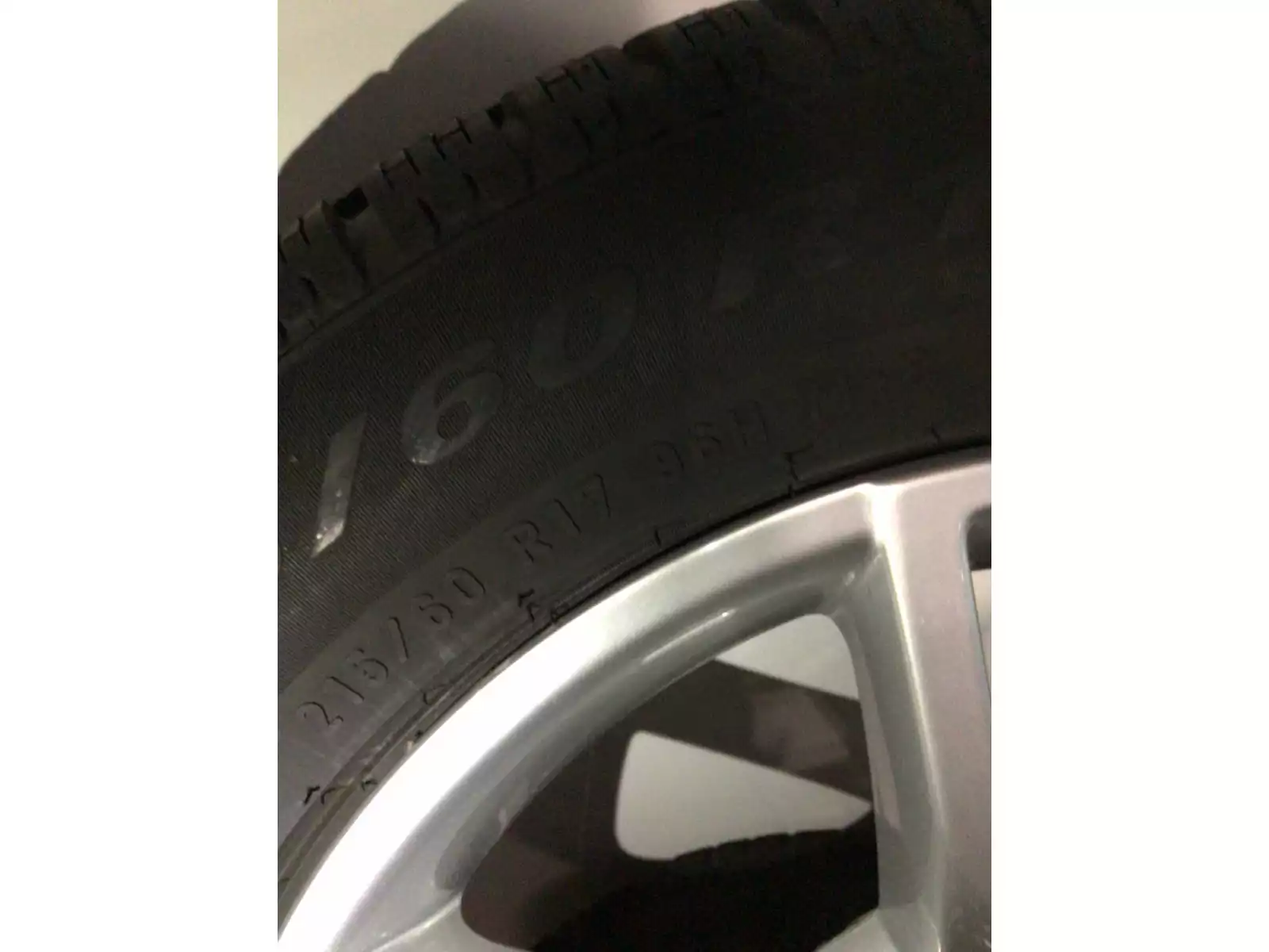 Jantes alu + Pneus hiver 17 215/60 R17 96H - Photo 1