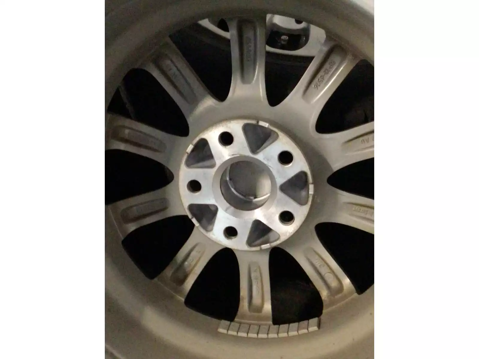 Jantes alu + Pneus hiver 16 215/65 R16 98H - Photo 1