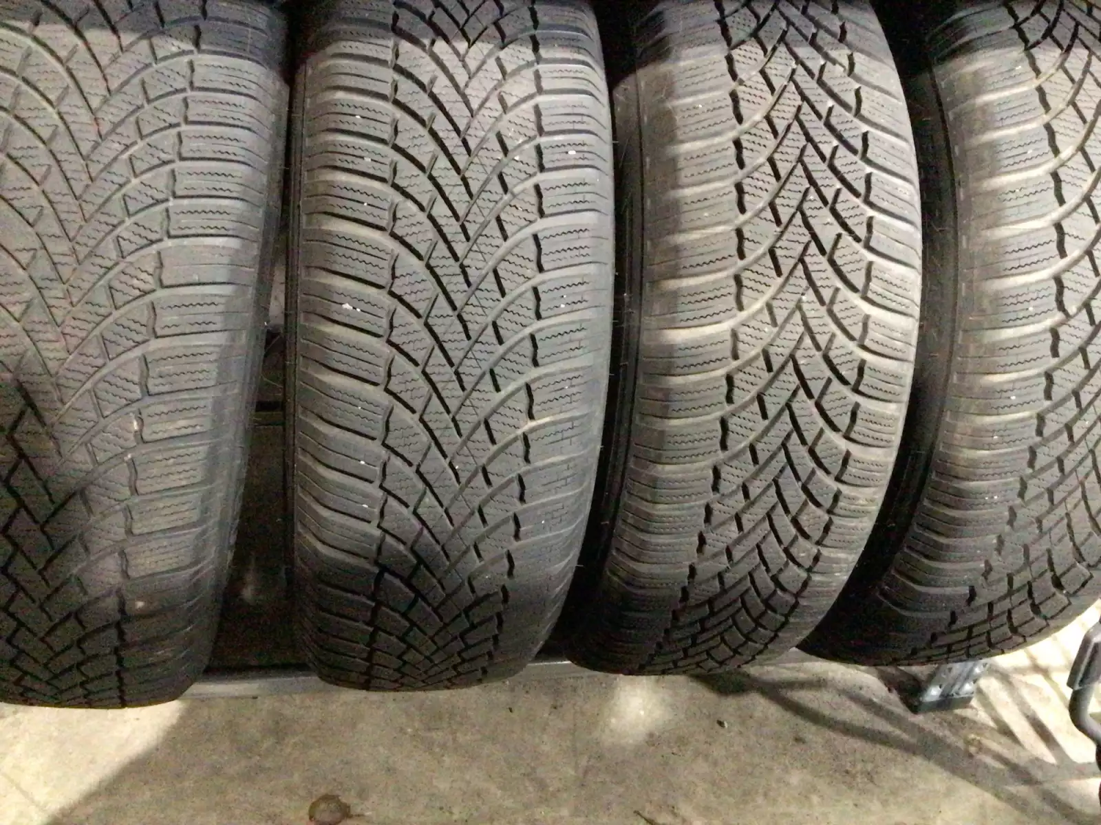 Jantes alu + Pneus hiver 17 215/65 R17 103H - Photo 1