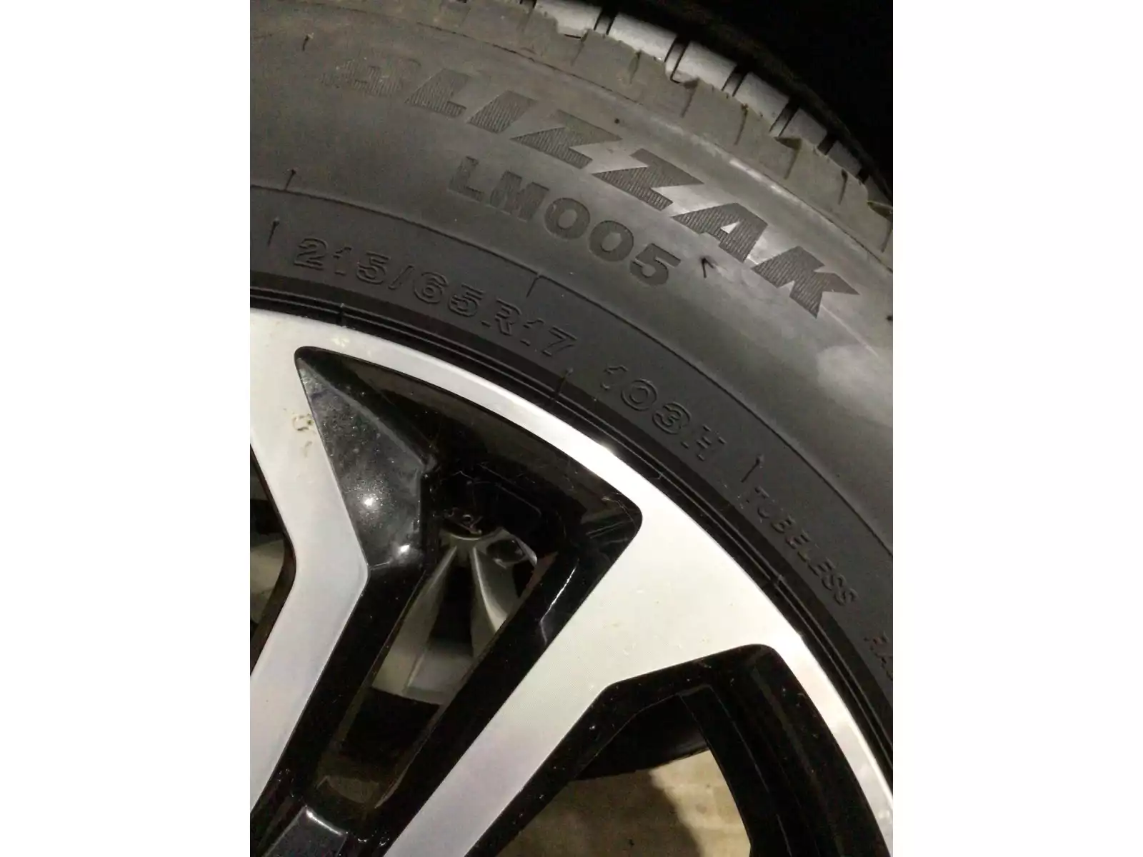 Jantes alu + Pneus hiver 17 215/65 R17 103H - Photo 1