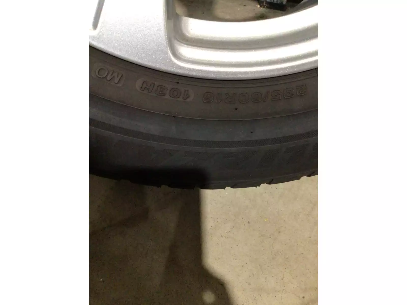 Jantes alu + Pneus hiver 18 235/60 R18 103H - Photo 1