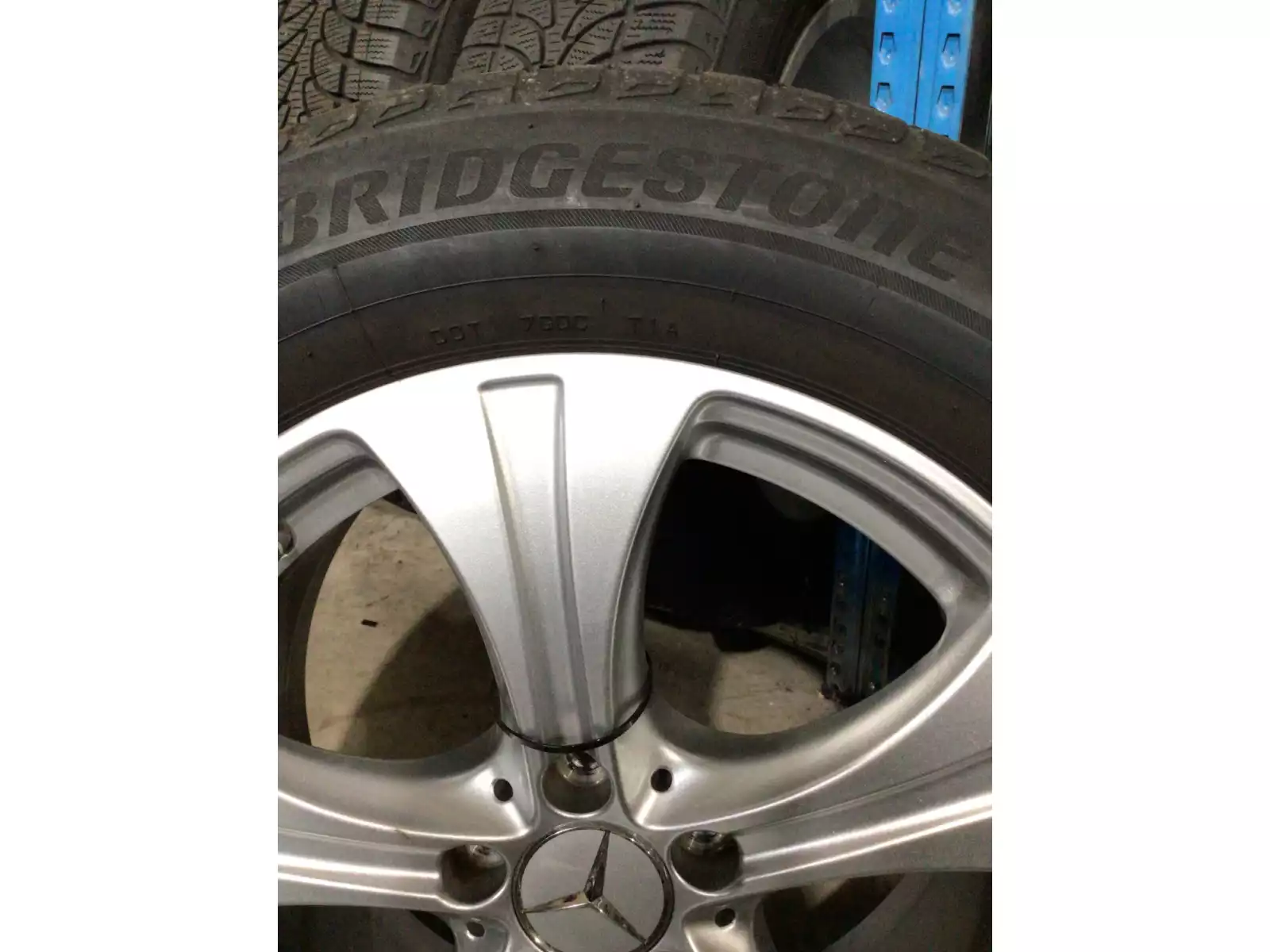 Jantes alu + Pneus hiver 18 235/60 R18 103H - Photo 1