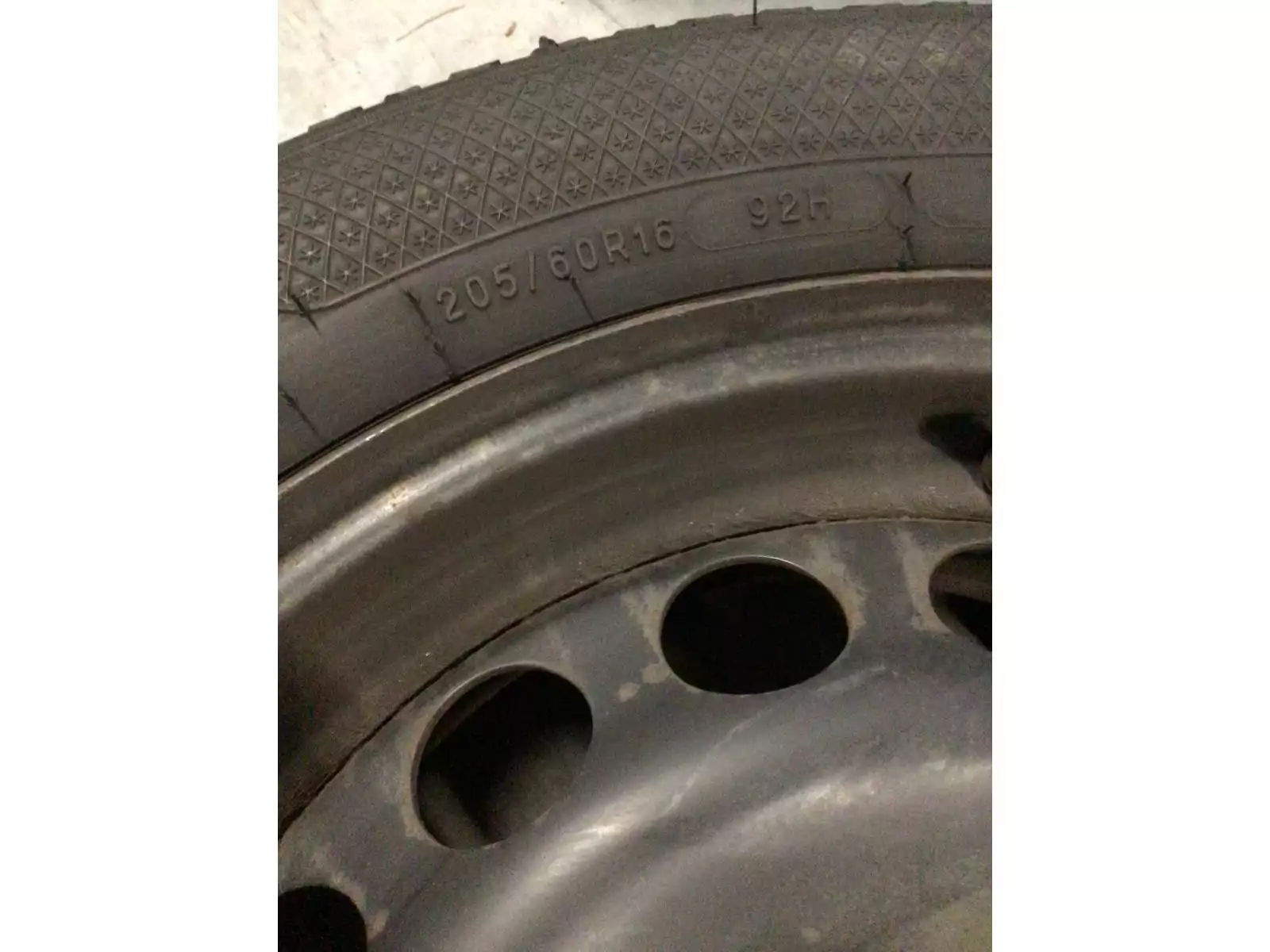 Jantes acier + Pneus hiver 16 205/60 R16 92H - Photo 1