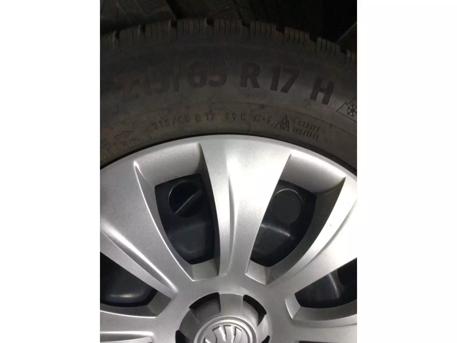 Jantes acier + Pneus hiver 17 215/65 R17 99H - Photo 1