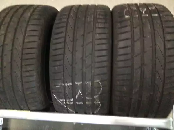 Pneus été 18 245/40 R18 93Y - Photo 1