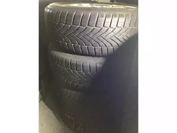 Jantes alu + Pneus hiver 17 215/60 R17 100V - Photo 2