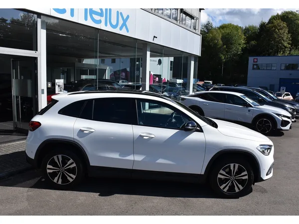 Mercedes-Benz GLA 200 Progressive 7G-Tronic PANO GPS CAM LANE  - Photo 2