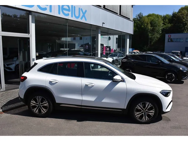 Mercedes-Benz GLA 200 CDI Progressive 8G-Tronic PANO CHFF ADD LANE GPS CAM 1° MAIN - Photo 2