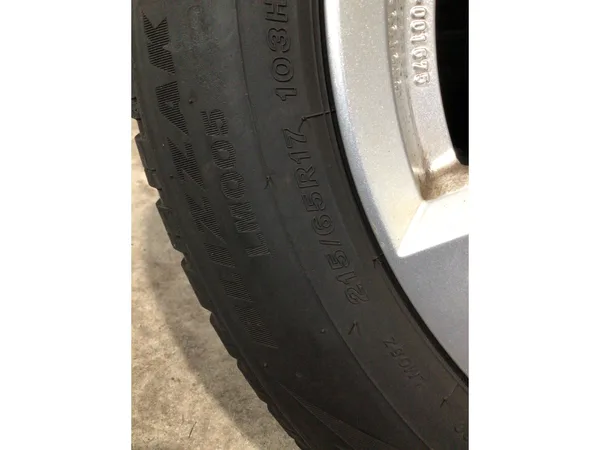 Jantes alu + Pneus hiver 17 215/65 R17 103H - Photo 2