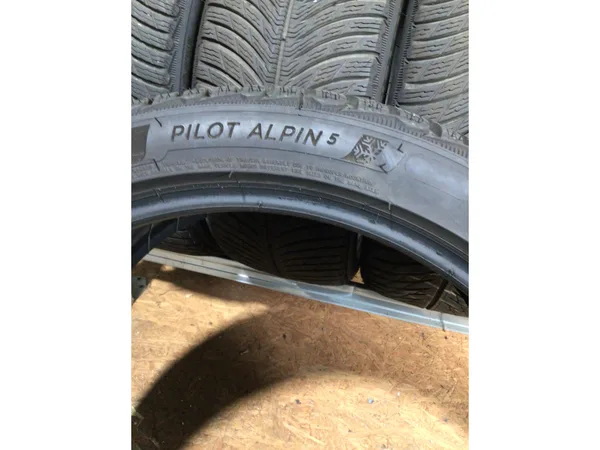 Pneus hiver 19 225/40 R19 93W - Photo 2