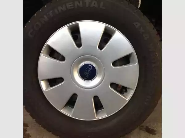 Jantes acier + Pneus hiver 16 235/60 R16 - Photo 1