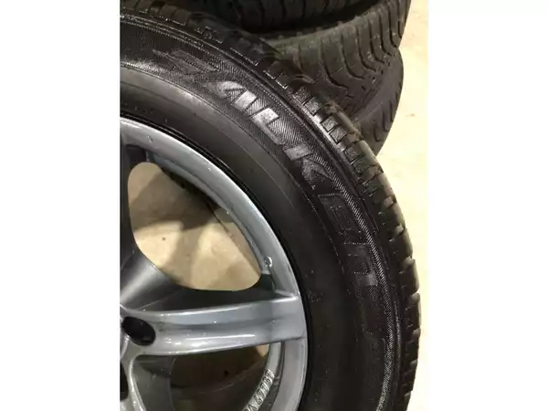 Jantes alu + Pneus hiver 16 215/60 R16 99H - Photo 2