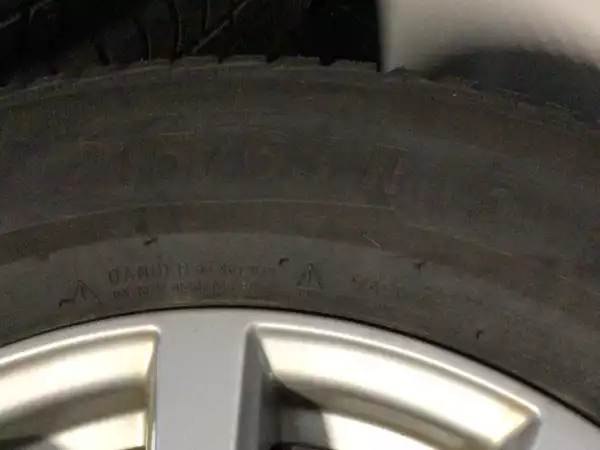 Jantes alu + Pneus hiver 16 215/65 R16 98H - Photo 3