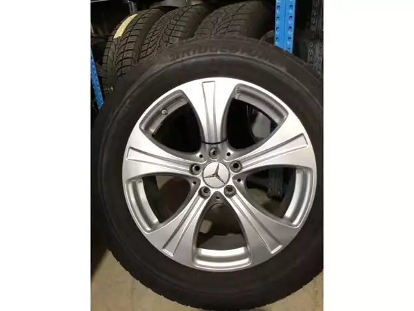 Jantes alu + Pneus hiver 18 235/60 R18 103H - Photo 1