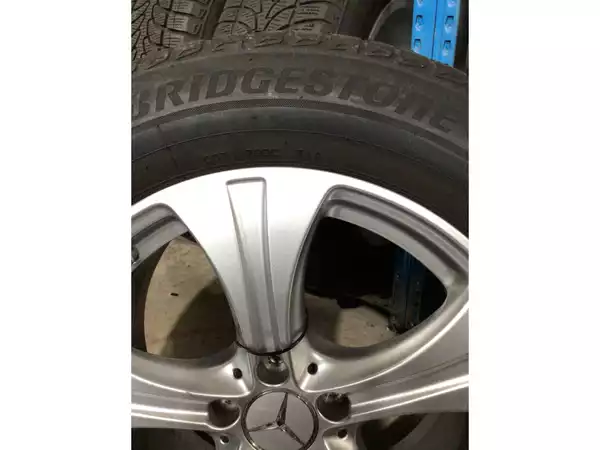 Jantes alu + Pneus hiver 18 235/60 R18 103H - Photo 2