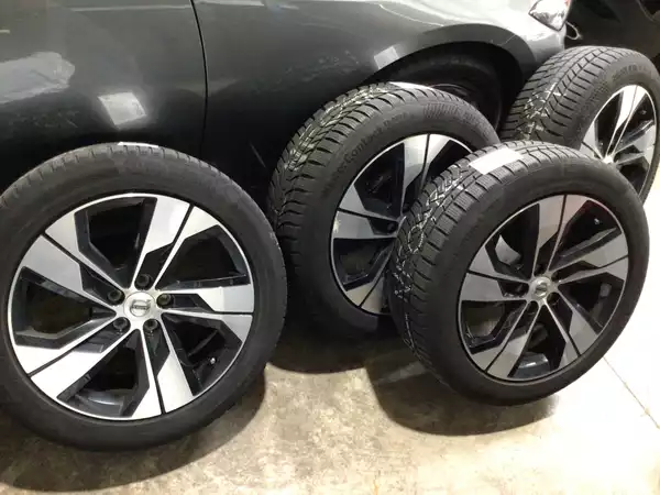 Jantes alu + Pneus hiver 18 215/55 R18 99V - Photo 1