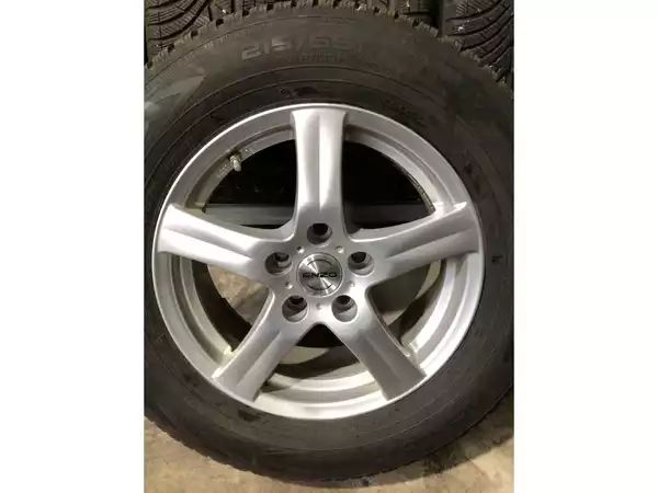 Jantes alu + Pneus hiver 16 215/65 R16 102H - Photo 1