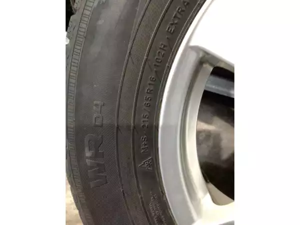 Jantes alu + Pneus hiver 16 215/65 R16 102H - Photo 2