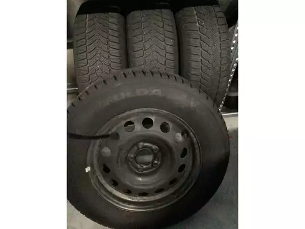 Jantes acier + Pneus hiver 16 215/70 R16 100T - Photo 1