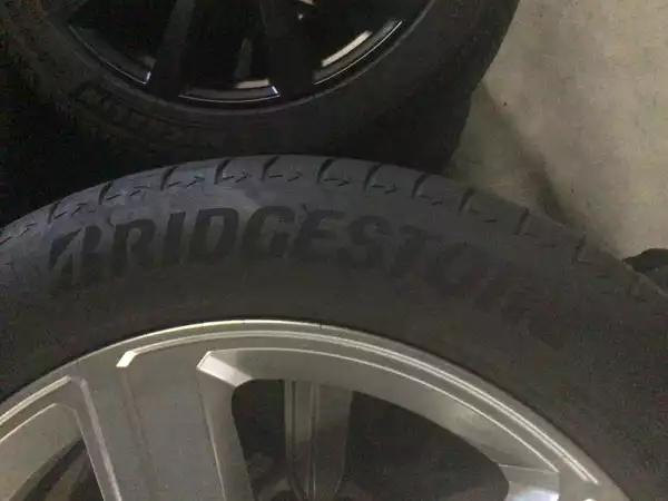 Jantes alu + Pneus été 20 255/50 R20 109H - Photo 3