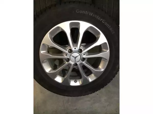 Jantes alu + Pneus hiver 17 215/60 R17 96H - Photo 1