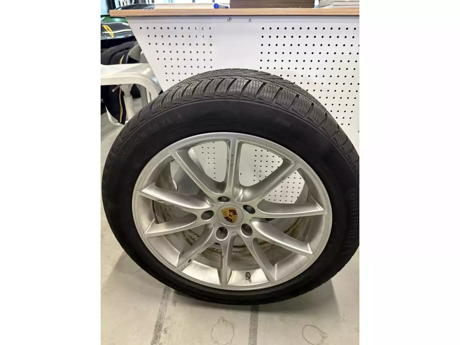 Jantes alu + Pneus hiver 20 305/40 R20 112V - Photo 1