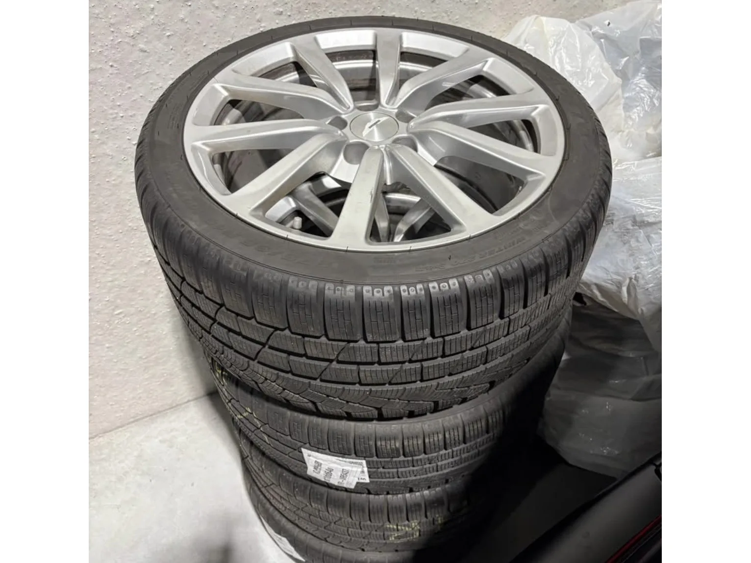 Jantes alu + Pneus hiver 19 275/35 R19 100W - Photo 1
