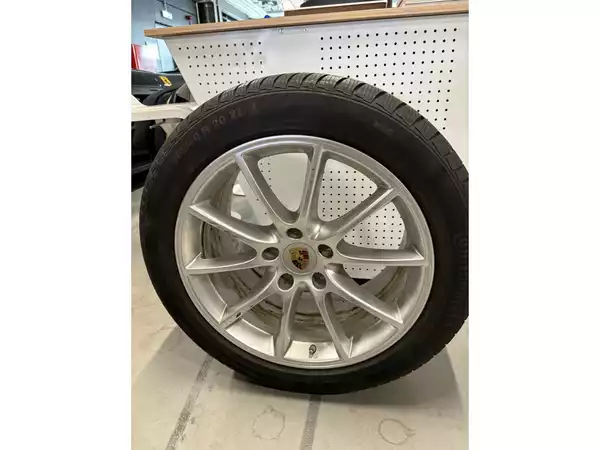 Jantes alu + Pneus hiver 20 305/40 R20 112V - Photo 1
