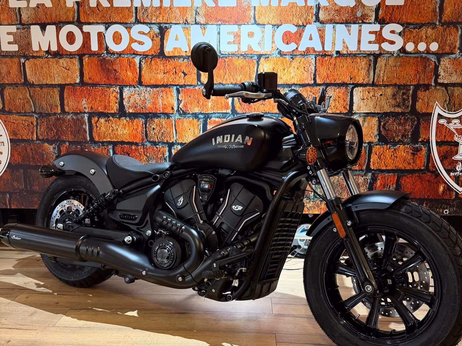 Indian Scout Bobber LIMITED + TECH - Photo 1