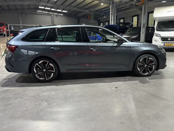 Skoda Octavia VRS 2.0 TSI 245 AT - Photo 2