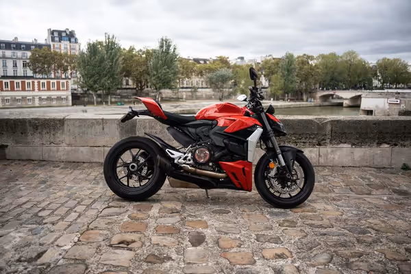 Ducati Streetfighter V2 - Photo 1