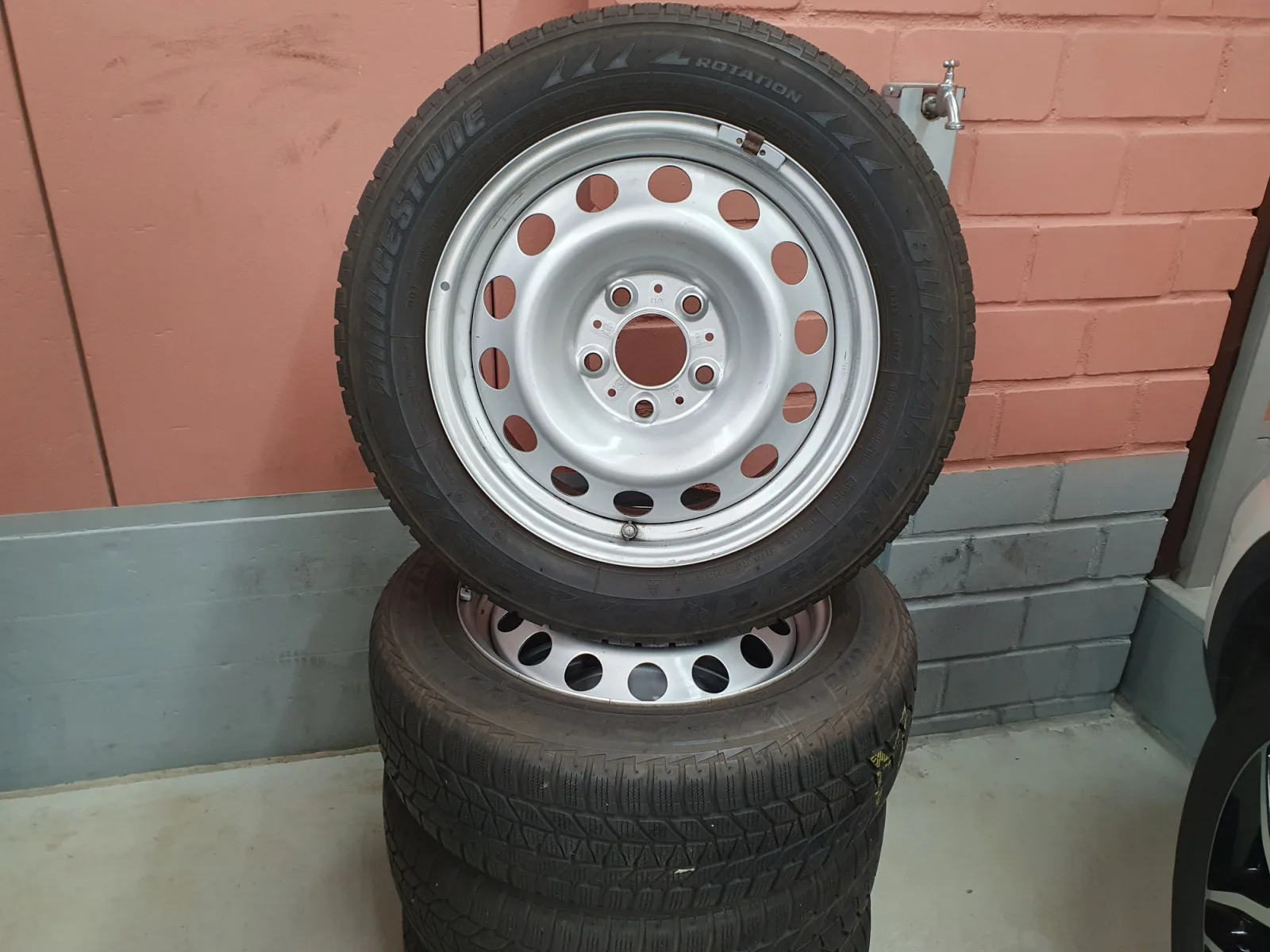 Jantes acier + Pneus hiver 16 195/60 R16 89H - Photo 1