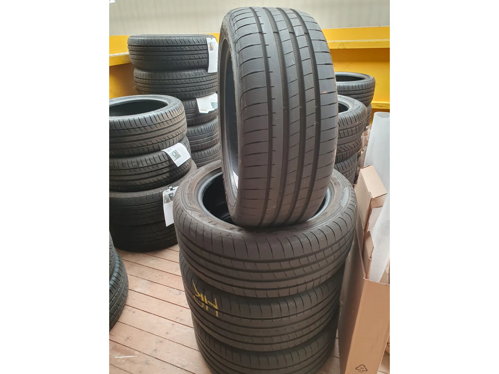 Pneus été 18 245/45 R18 100Y - Photo 1